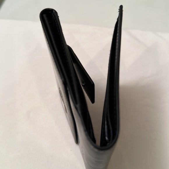 DOONEY & BOURKE vintage black leather bifold with 8 card slots and 2 bill folds - Picture 8 of 8